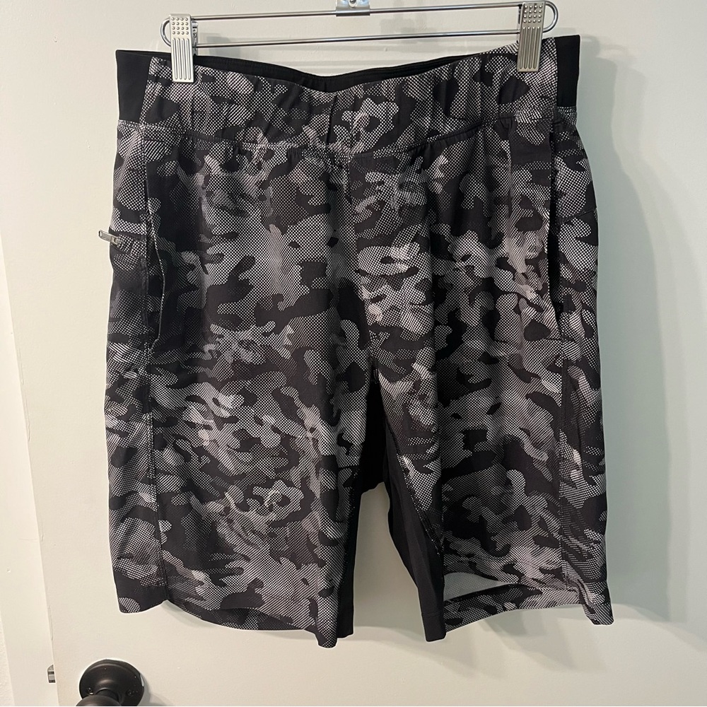lululemon athletica Gray Camo Athletic Shorts Men’s Medium Core Shorts
